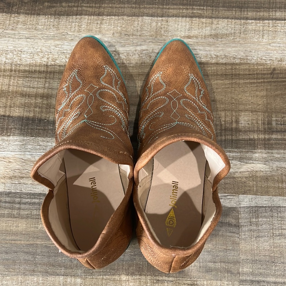 Jolimall size 7 boot cut cowboy boot. Brown with turquoise